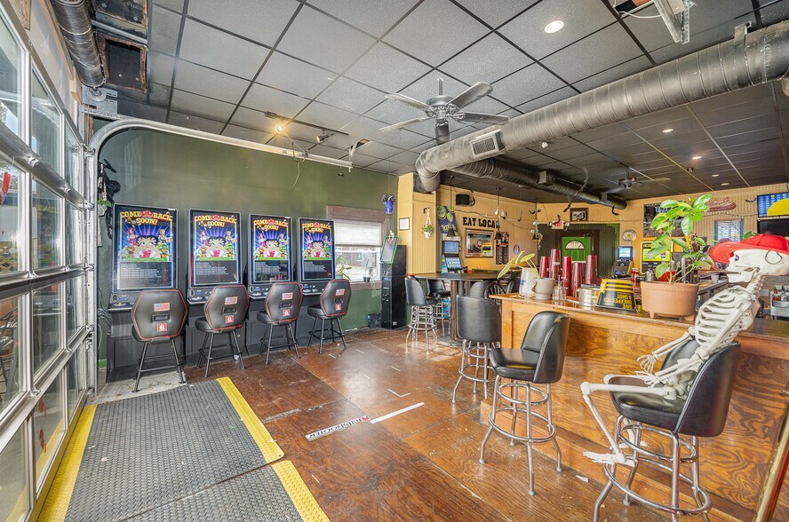 More Photos Of 3934-3938 Decoursey Ave, Covington Bar For Sale