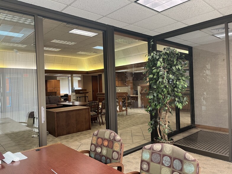More Photos Of 624 30th ave, Hutchinson Office For Sale
