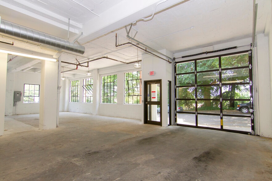 More Photos Of 120 SW Grover St, Portland Showroom For Lease