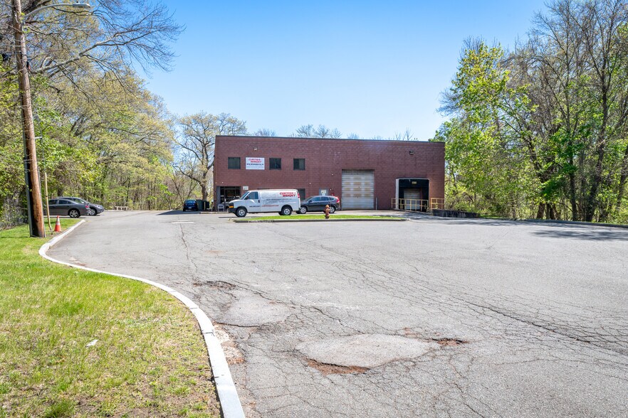 More Photos Of 1 Nablus Rd, Wakefield Distribution For Lease