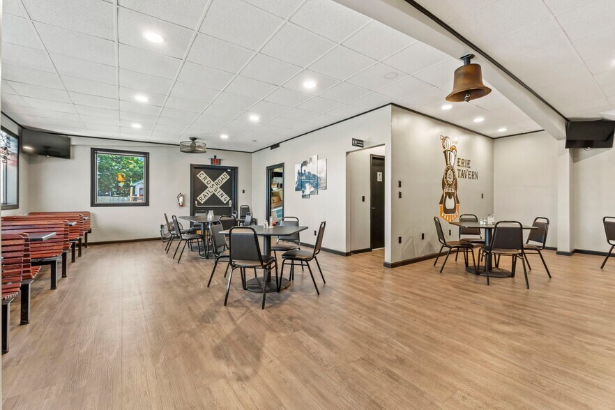 More Photos Of 770 E Franklin St, Huntington Restaurant For Sale