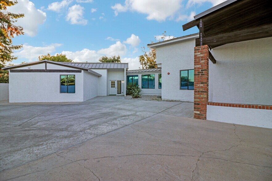 More Photos Of 906 E Tuckey Ln, Phoenix Healthcare For Sale