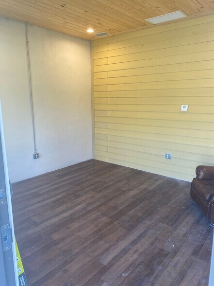 More Photos Of 153 S US Highway 1, Oak Hill Auto Repair For Sale