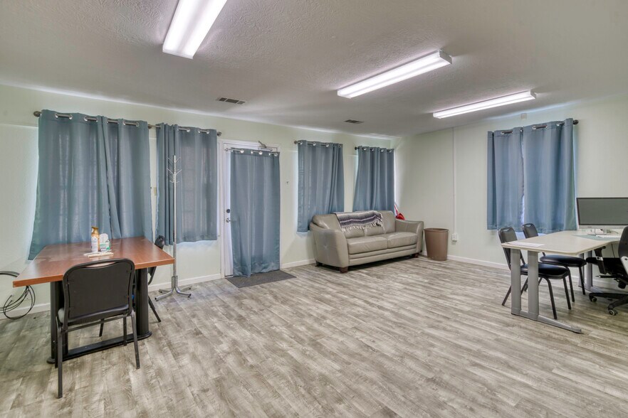 More Photos Of 212 S Tammye Ln, Madisonville Office For Sale