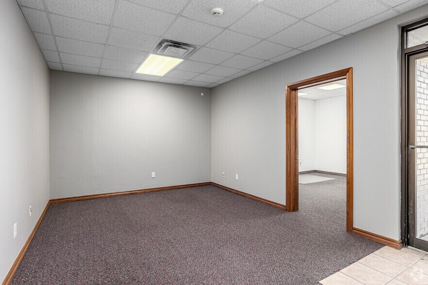 More Photos Of 2421 Wilcox Dr, Norman Office For Sale