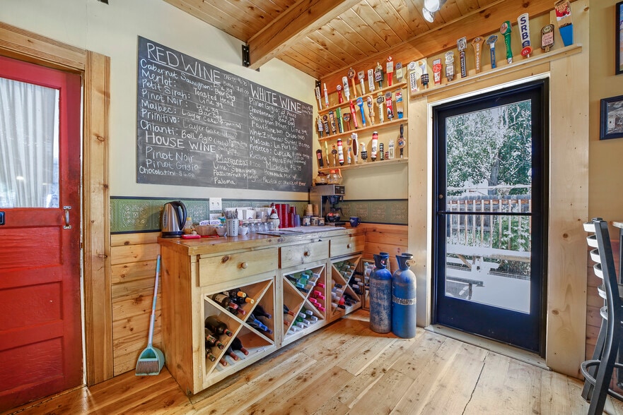 More Photos Of 418 W Spruce St, Mackay Hotel For Sale