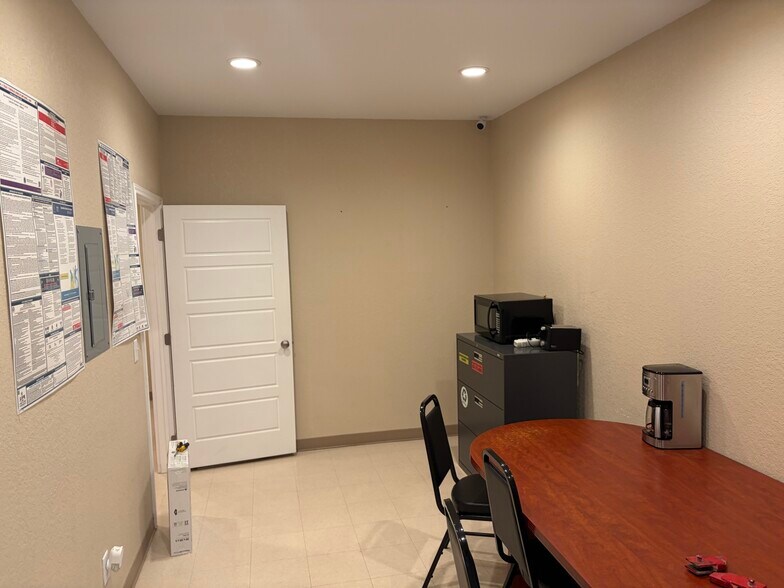 More Photos Of 2476 N Heideke St, Seguin Industrial For Sale