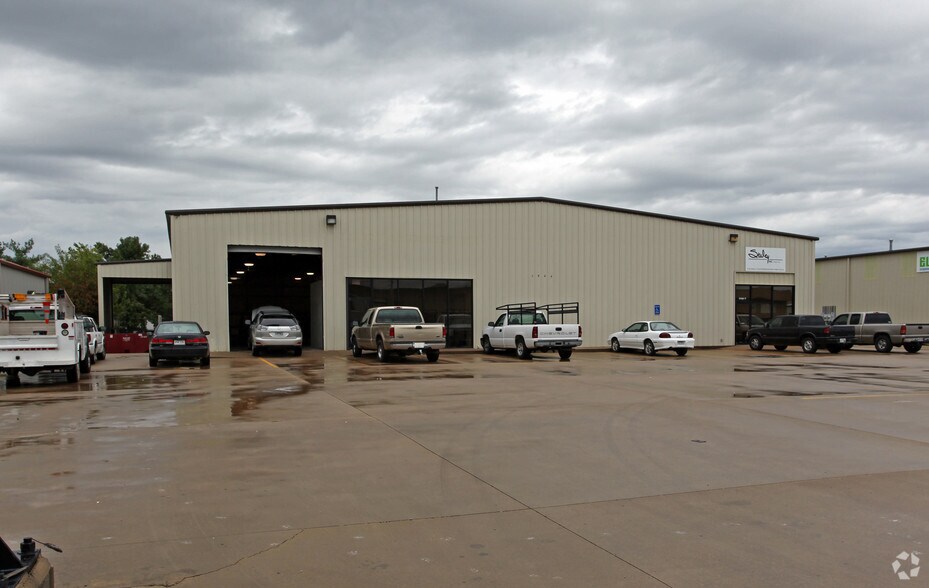 More Photos Of 3904 W Kelley Ave, Springdale Light Manufacturing For Lease