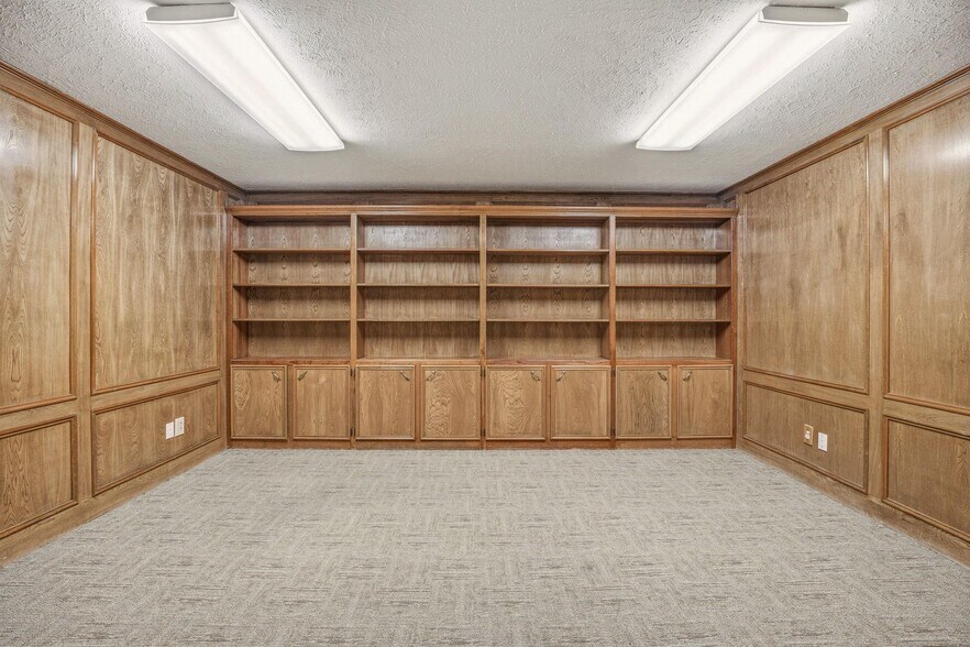 More Photos Of 240 W Green St, Stephenville Office For Sale