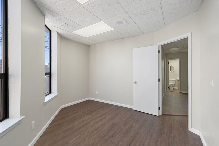 More Photos Of 2627 Hylan Blvd, Staten Island Medical For Lease