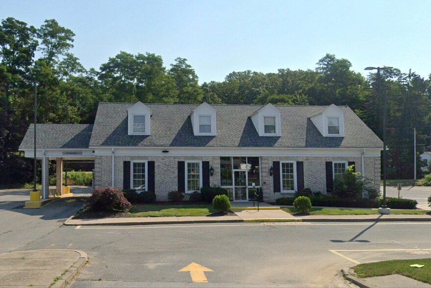 More Photos Of 1975 Mendon Rd, Cumberland Bank For Lease