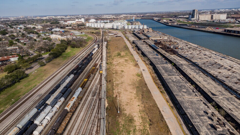 More Photos Of 936 E Navigation Blvd, Houston Land For Lease