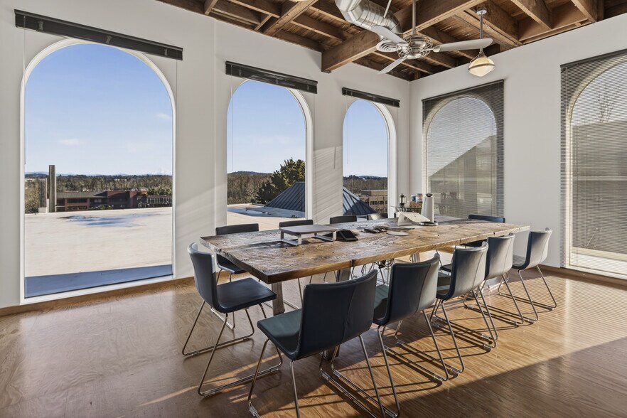 More Photos Of 4540 S Kelly Ave, Portland Office For Sale