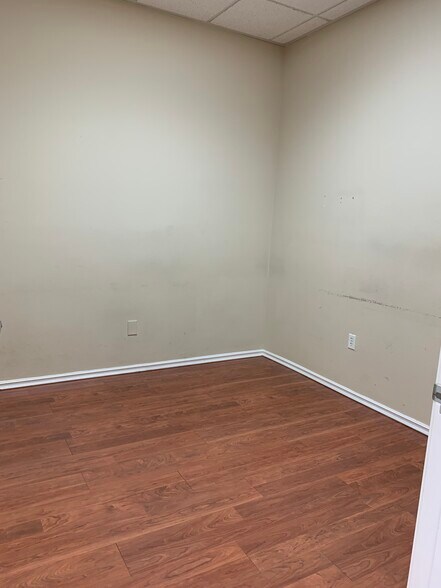 More Photos Of 1371 W Warm Springs Rd, Henderson Unknown For Lease