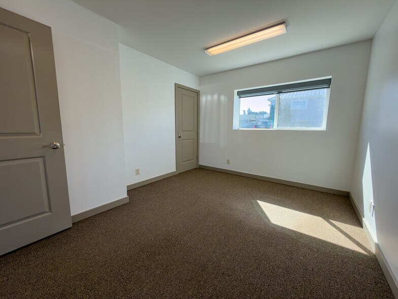 More Photos Of 125 Baltimore Ave SE, Bandon General Retail For Sale