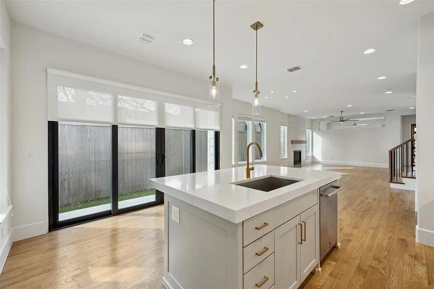 More Photos Of 5614 Anita St, Dallas Dormitory For Sale