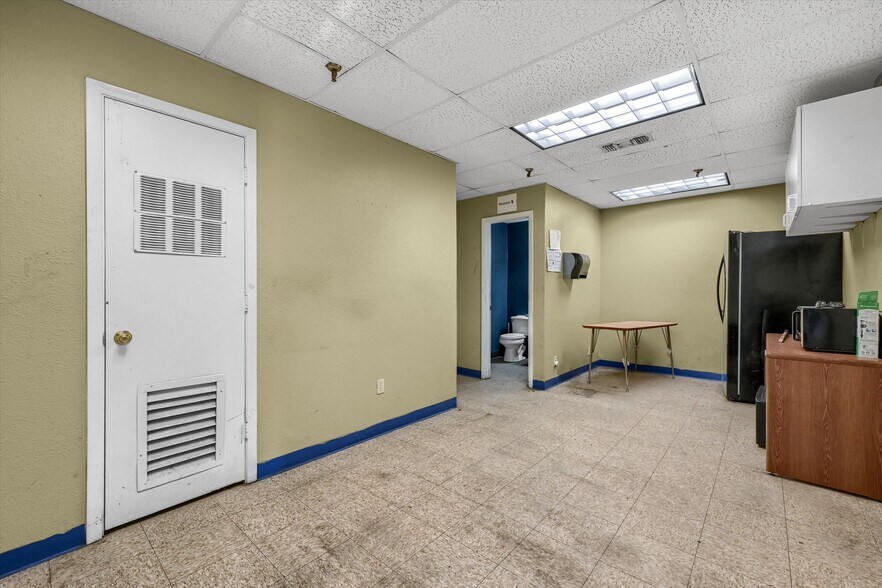 More Photos Of 1411 Southland Dr, Gainesville Flex For Sale