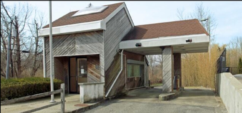 More Photos Of 16 Spring St, Sag Harbor Bank For Lease