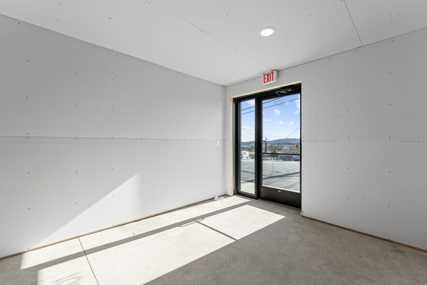 More Photos Of 201 Blue Sky ln, Hollister Flex For Lease