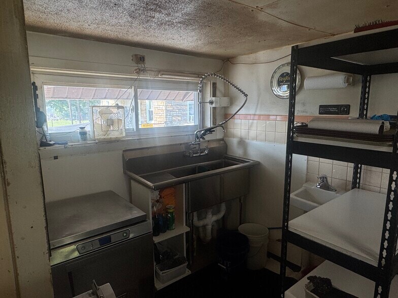 More Photos Of 2709-2717 PA-309, Orefield General Retail For Sale