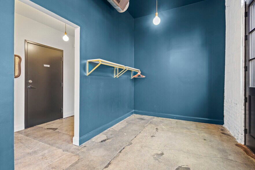More Photos Of 2500 W Chicago Ave, Chicago Storefront For Lease