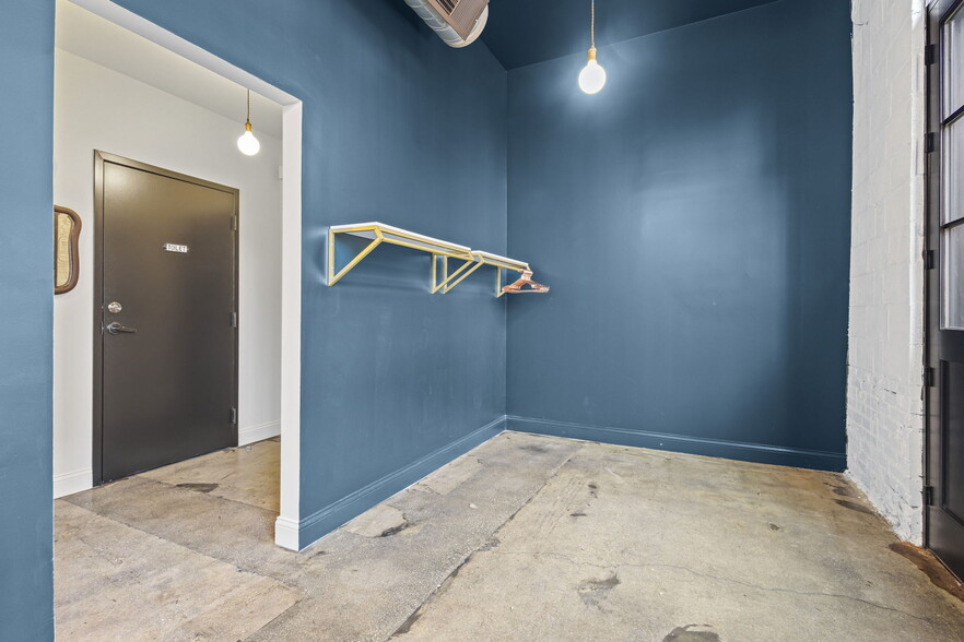 More Photos Of 2500 W Chicago Ave, Chicago Storefront For Lease