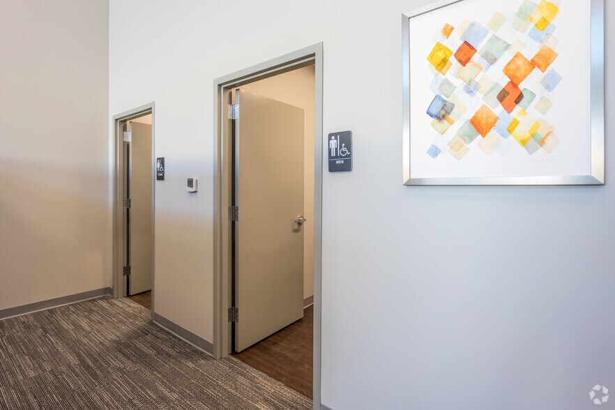 More Photos Of 4701 NW Urbandale Dr, Urbandale Light Distribution For Lease