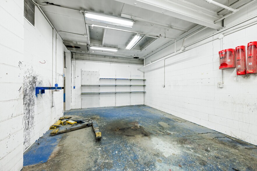 More Photos Of 1441 Central Ave, Columbus Auto Repair For Lease