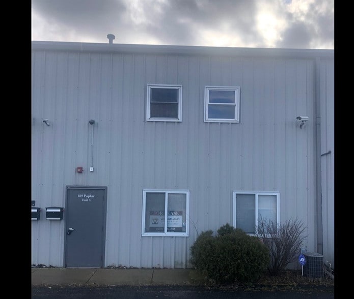 More Photos Of 189 Poplar Pl, North Aurora Warehouse For Lease