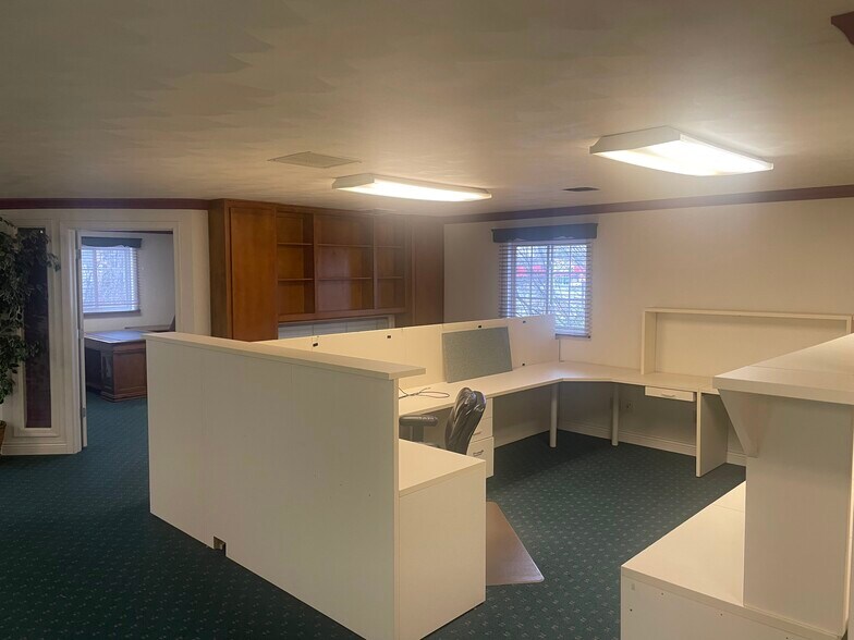 More Photos Of 630 S Green Bay Rd, Neenah Office For Sale