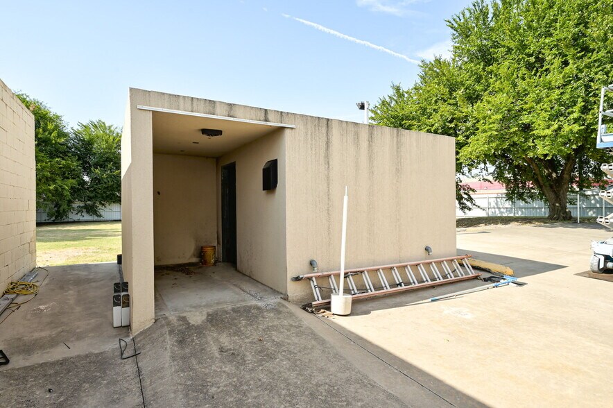 More Photos Of 6308 NW 39th Expy, Bethany Freestanding For Sale