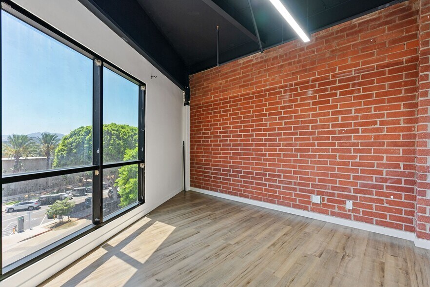 More Photos Of 135 W Magnolia Blvd, Burbank Loft Creative Space For Lease