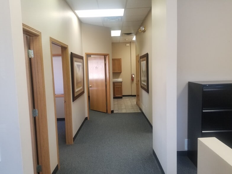 More Photos Of 3070-3098 104th St, Urbandale Office For Lease