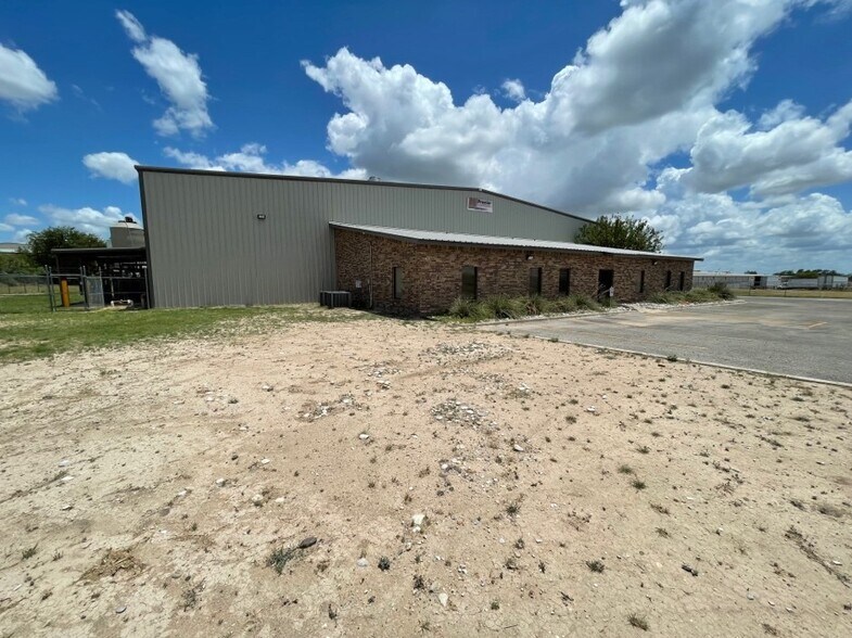 More Photos Of 190 Finegan dr, Del Rio Distribution For Sale