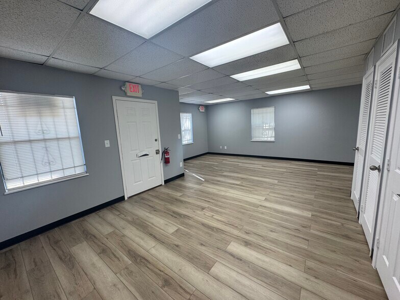 More Photos Of 550 Balmoral Cir N, Jacksonville Unknown For Lease