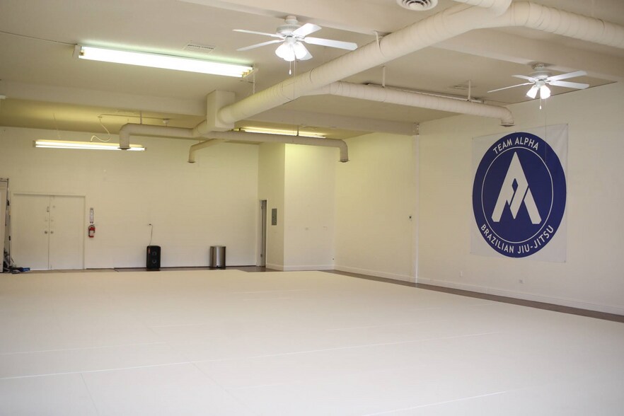 More Photos Of 801-877 Merchant St, Vacaville General Retail For Lease