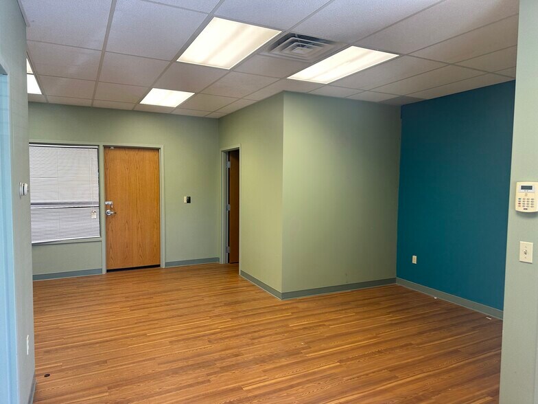 More Photos Of 909-915 Callendar Blvd, Painesville Light Manufacturing For Lease