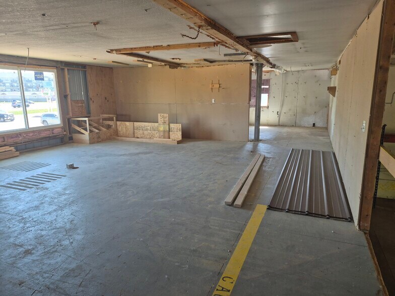 More Photos Of 2295 McKnight Rd N, North Saint Paul Warehouse For Lease
