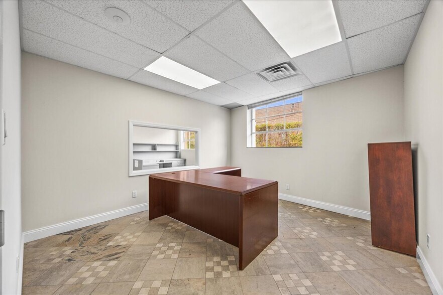 More Photos Of 31 Warren Pl, Mount Vernon Warehouse For Lease