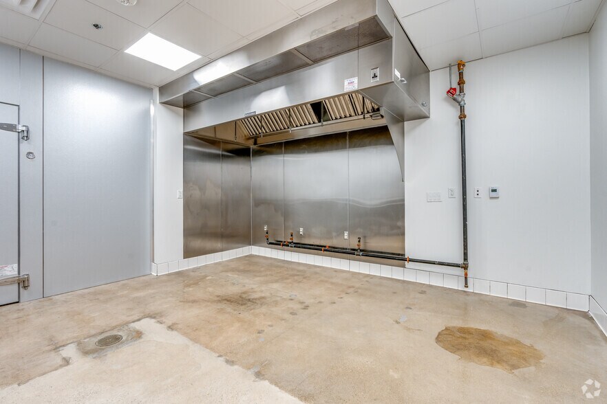More Photos Of 3004-3008 Cullen St, Fort Worth Distribution For Lease