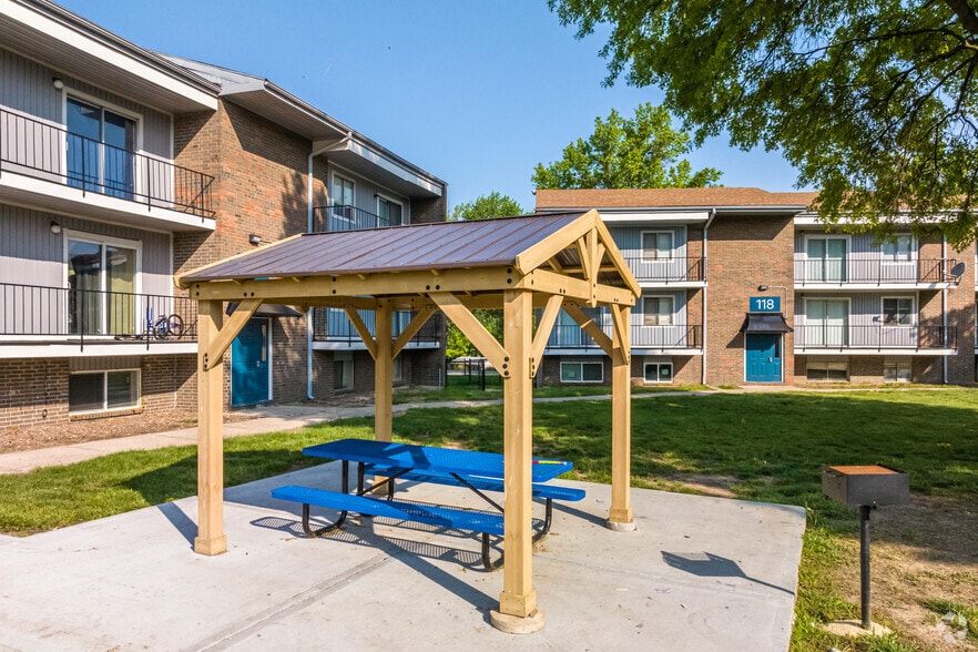More Photos Of 108 NW 63rd St, Kansas City Apartments For Sale