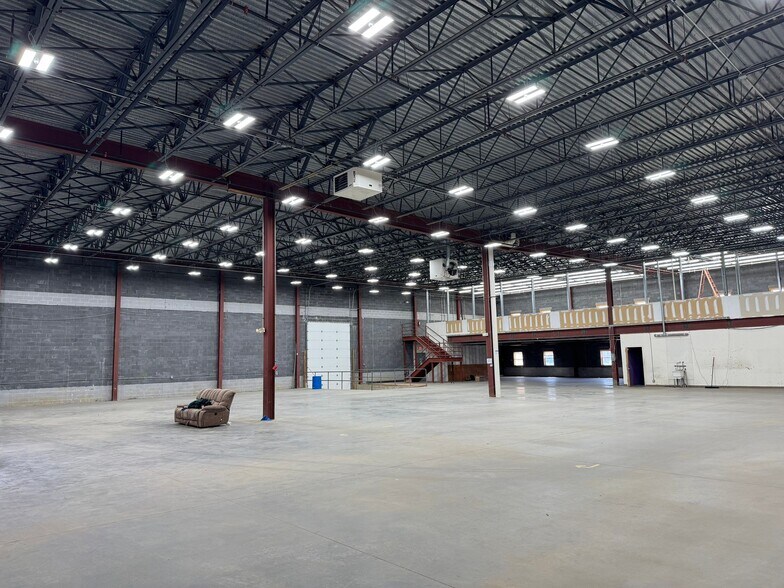 More Photos Of 700 Business Park Dr, Freehold Light Distribution For Lease