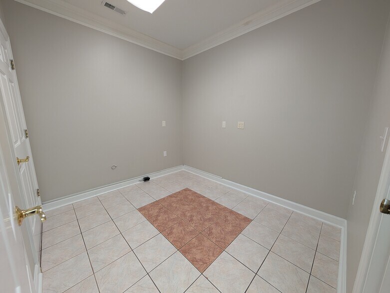More Photos Of 6511 Creedmoor Rd, Raleigh Office For Lease