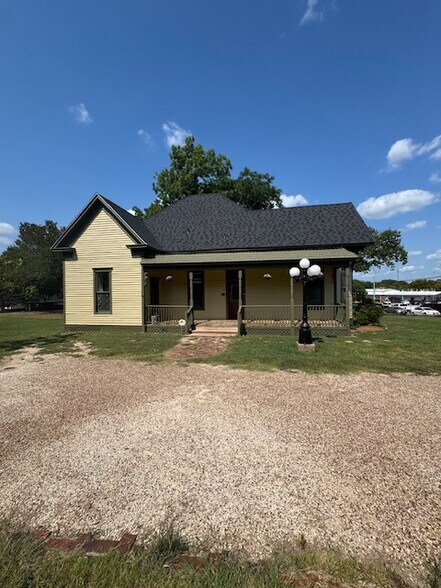 More Photos Of 612 S Rogers St, Waxahachie Office For Sale