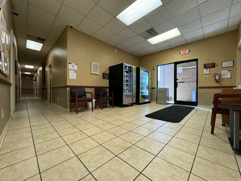 More Photos Of 2208 W Roosevelt Blvd, Monroe Office For Lease