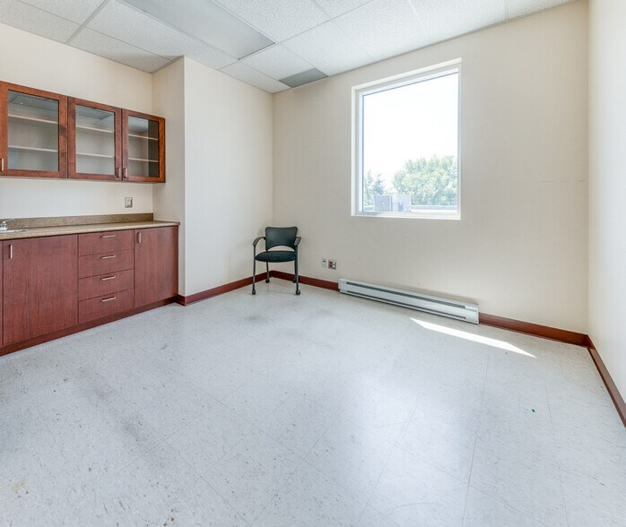 More Photos Of 1018 Rue De La Prairie, Lévis Drugstore For Lease