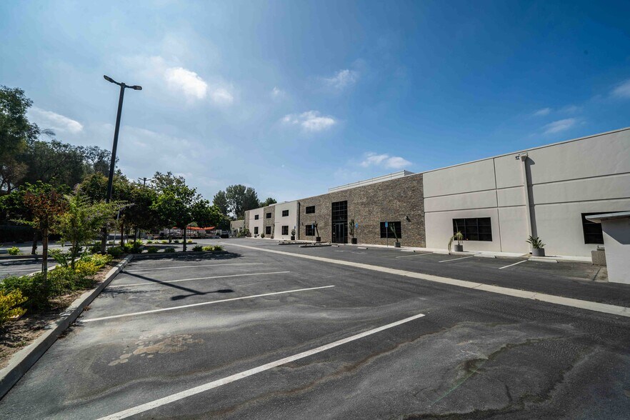 More Photos Of 2001 Saturn St, Monterey Park Light Distribution For Sale