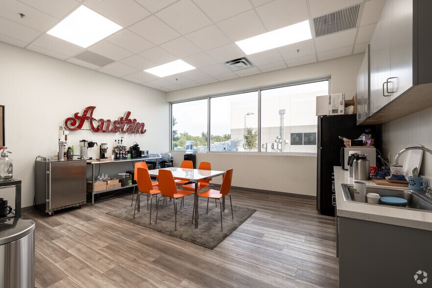 More Photos Of 1617 Scottsdale Dr, Cedar Park Warehouse For Lease