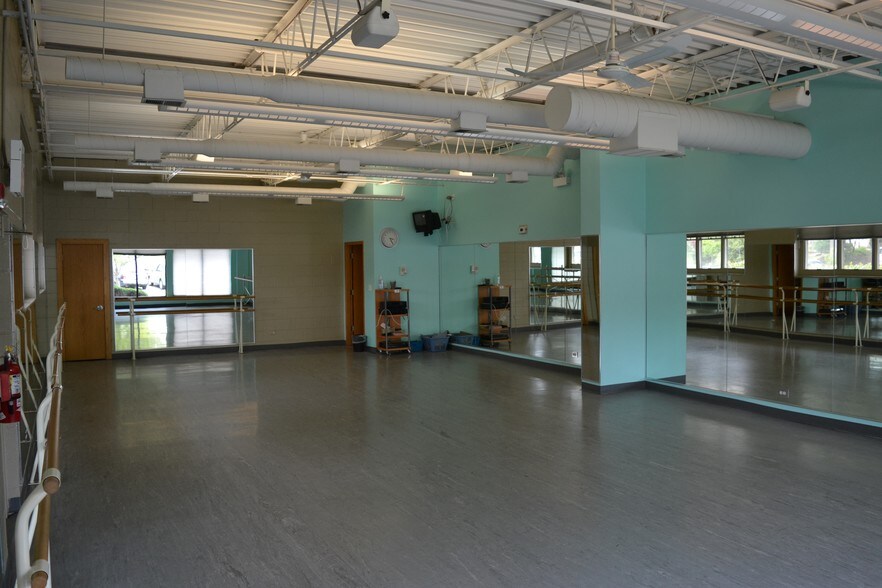 More Photos Of 301 W Railroad Ave, Bartlett General Retail For Sale