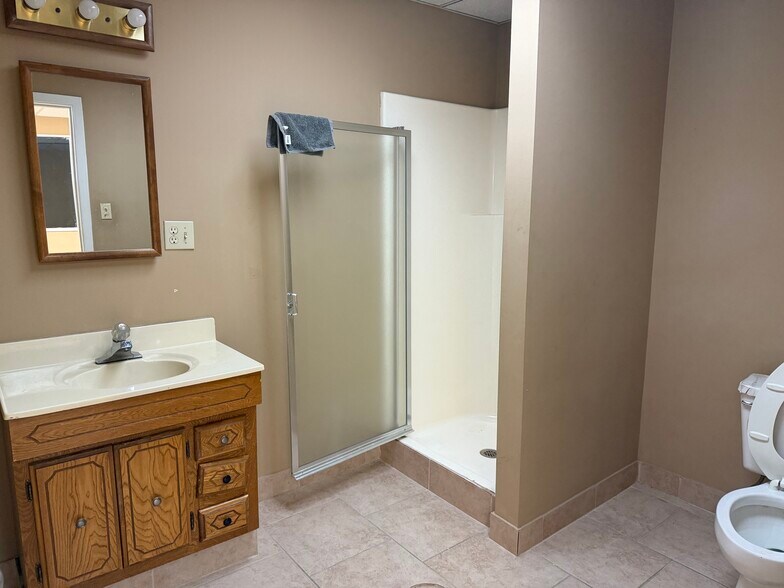 More Photos Of 1676-1710 Barcrest Dr, Memphis Distribution For Lease